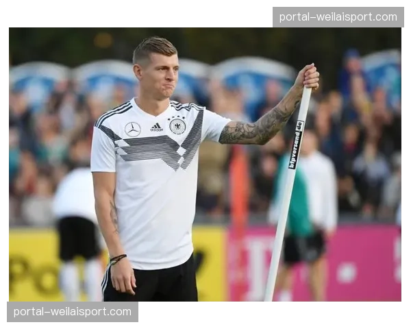 前德国国脚克罗斯现身拜仁塞贝纳大街训练基地，引发外界猜测