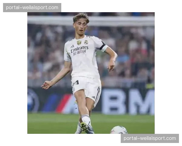 特写：38岁莫德里奇替补登场策动绝杀，伯纳乌全场起立鼓掌