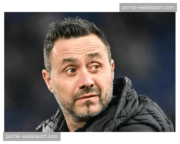 镜头捕捉：布莱顿主帅德泽尔比在场边因一次界外球判罚与第四官员激烈交流